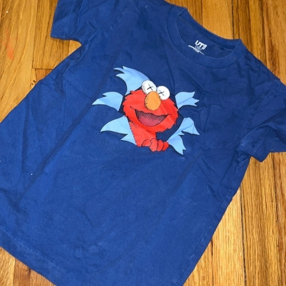 KAWS x Uniqlo x Sesame Street Elmo T shirt EUC 7/8 fit is 7 could fit 6.